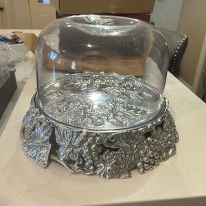 Arthur Court 11 inch cake plate with plastic lid